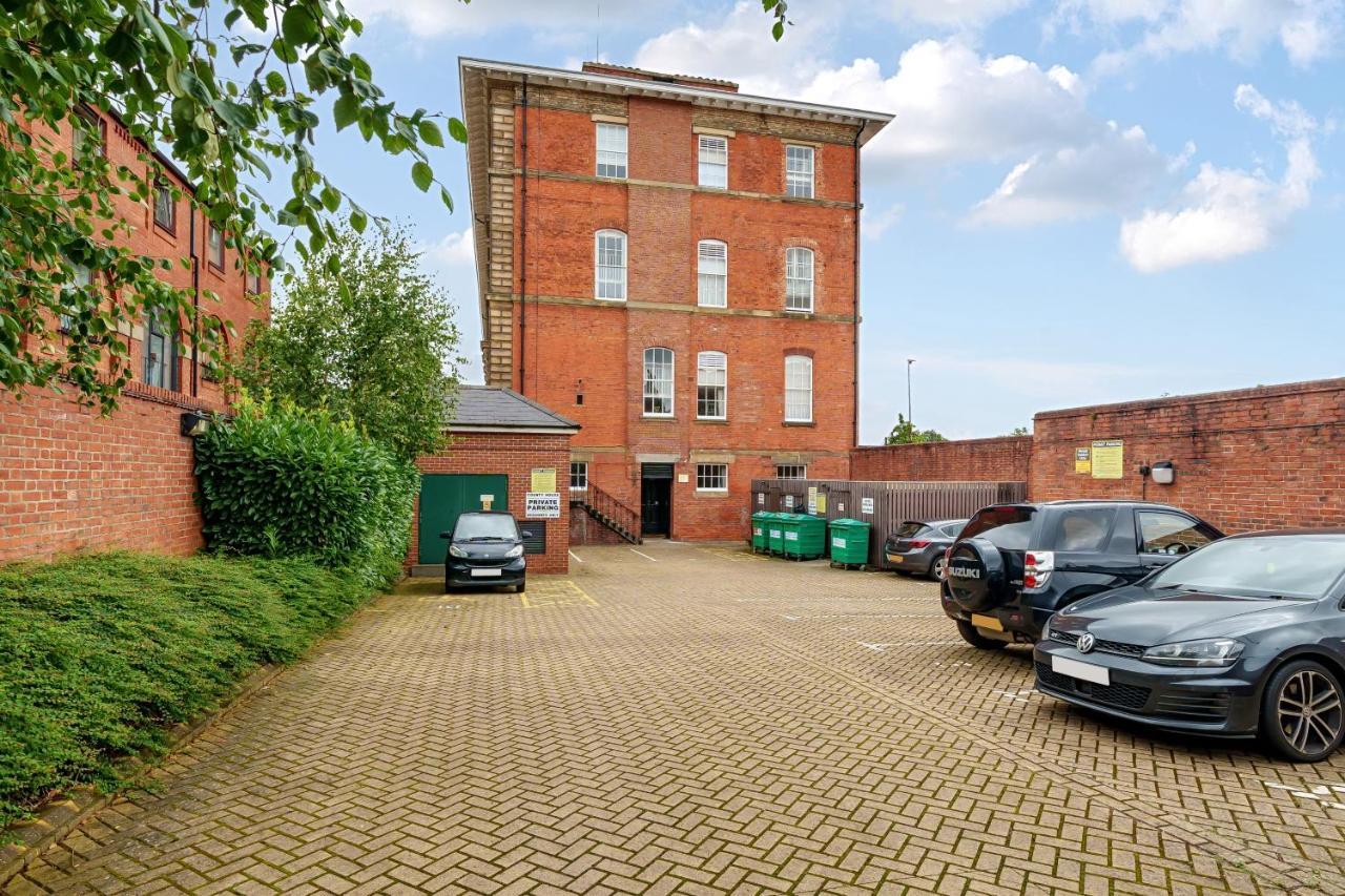 County House Escape - Courtyard & Free Parking *