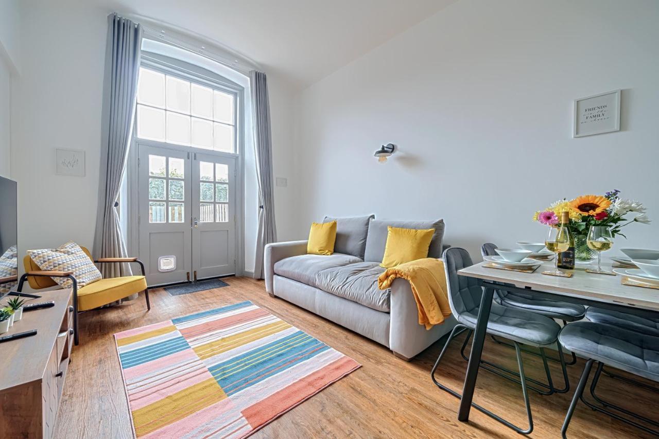 County House Escape - Courtyard & Free Parking Apartment *
