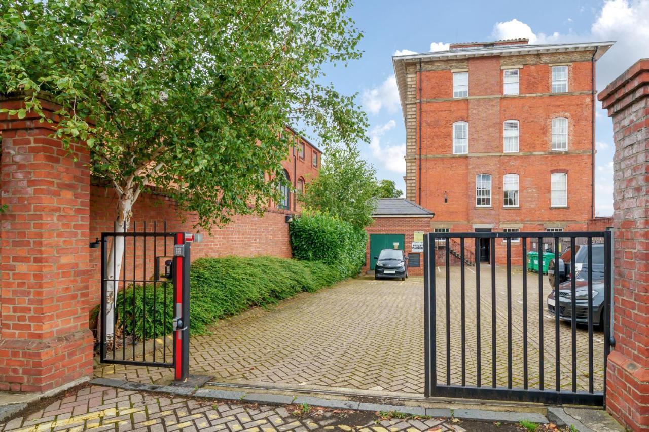 County House Escape - Courtyard & Free Parking
