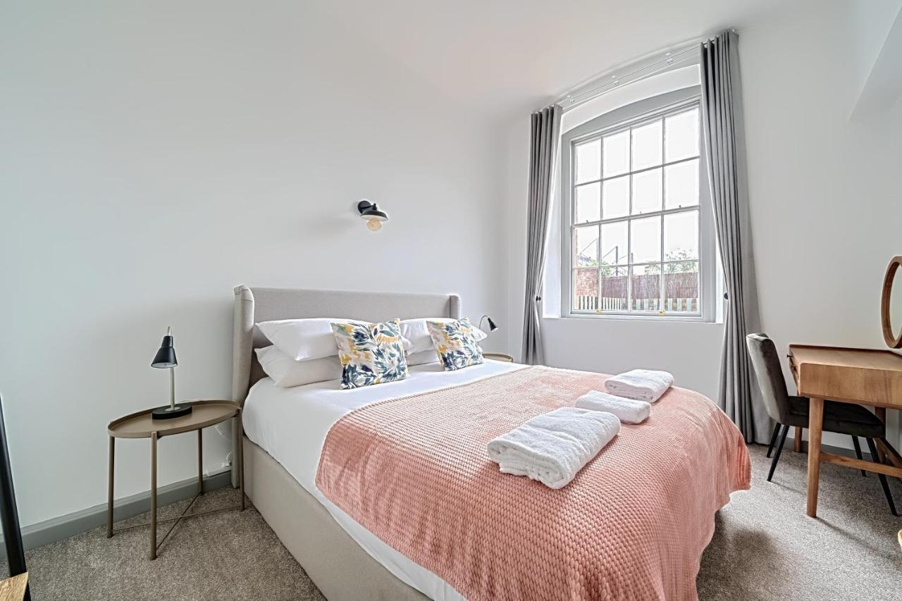County House Escape - Courtyard & Free Parking *