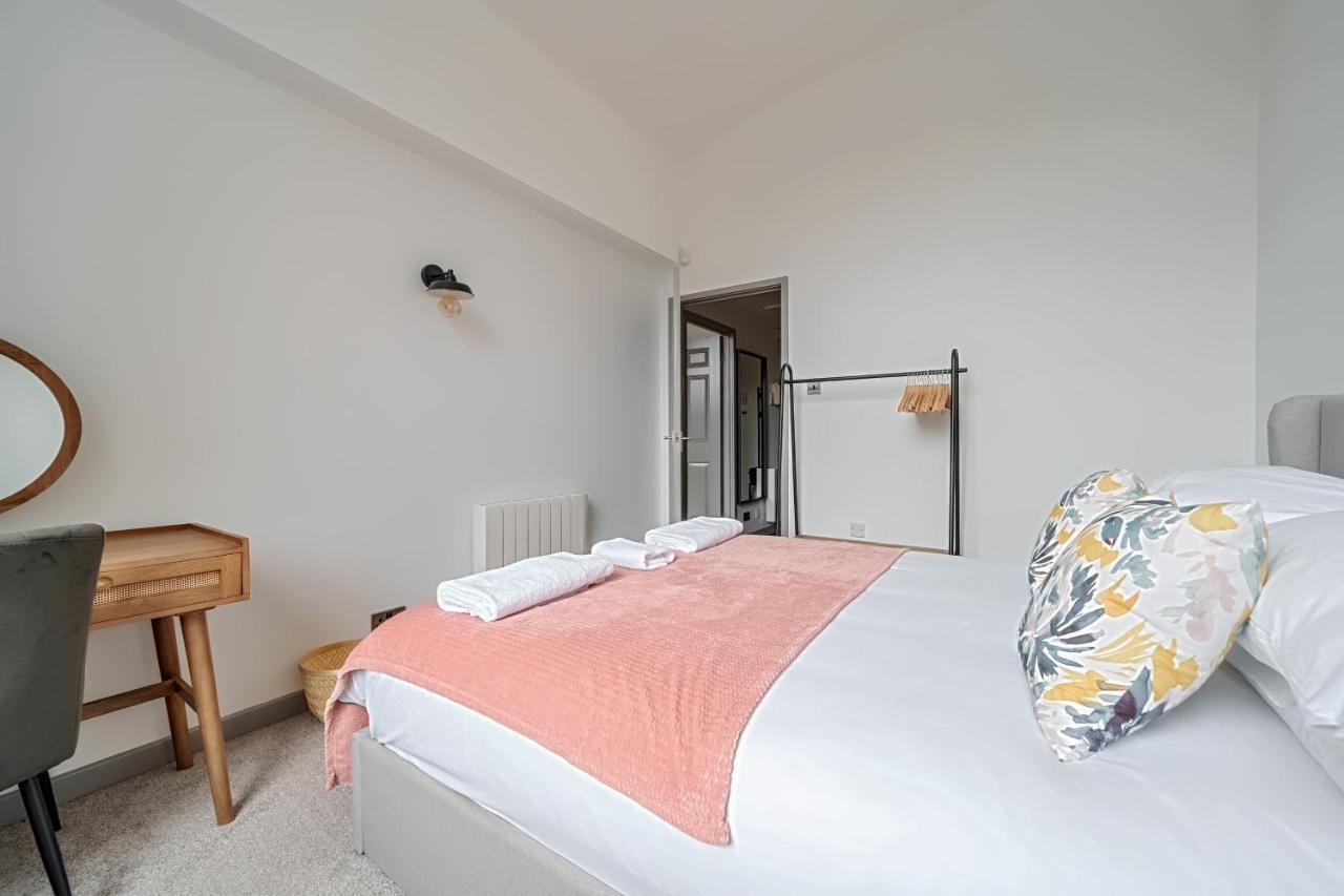 County House Escape - Courtyard & Free Parking Apartment *