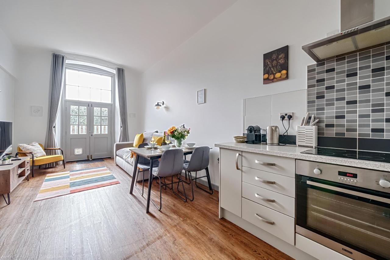 County House Escape - Courtyard & Free Parking Apartment *