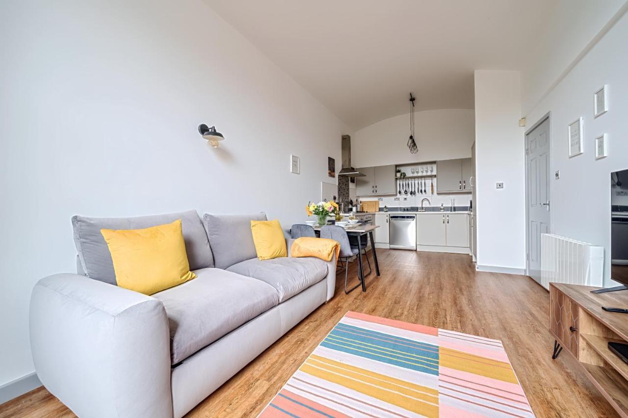 County House Escape - Courtyard & Free Parking